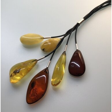 Five string amber pendant