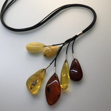 Five string amber pendant 3