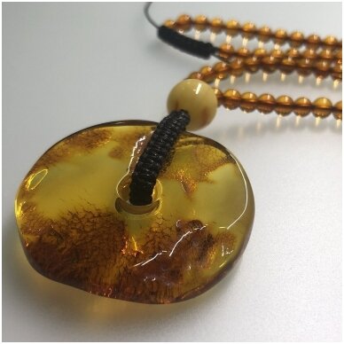 Amber necklace with round pendant 2